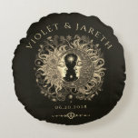 Hemelse Zon Maan Sterren Bruiloft Rond Kussen<br><div class="desc">Deze hemelse trouwstickers of labels zijn voorzien van een opvallende illustratie van een serene,  maar krachtige zon en maan,  hun gezichten verweven in harmonie. Het ontwerp is versierd met ingewikkelde,  bloeit zowel in de afbeelding als in de typografie. Een etherische stijl voor het evenement.</div>