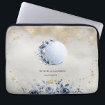 Hemelzon, Blauwe Maan Bloemen, Sterren Nachtlucht Laptop Sleeve<br><div class="desc">Hemelgouden zon en blauwe maan,  bloemetjes en sterretjes op een waterverf nachtelijke hemelachtergrond.</div>