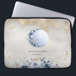 Hemelzon, Blauwe Maan Bloemen, Sterren Nachtlucht Laptop Sleeve<br><div class="desc">Hemelgouden zon en blauwe maan,  bloemetjes en sterretjes op een waterverf nachtelijke hemelachtergrond.</div>
