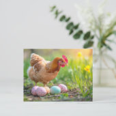 Hen Next to Easter Nest with Colorful Eggs Briefkaart (Staand voorkant)