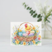 Hen stands beside an Easter nest filled with eggs Briefkaart (Staand voorkant)