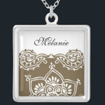 Henna Monogram Silver Ketting<br><div class="desc">Prachtig Henna Design Sterling Silver Ketting. Geweldig als huwelijksgunst, huwelijksgeschenk, verjaardagscadeau of vakantiegift. Wijzig de naam, voeg een monogram toe of heb helemaal geen naam. U kunt de tekst/kleur van jouw namen wijzigen.</div>