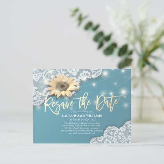 Herbewaar de Date Wedding Postponement Sunflower Aankondigingskaart (Staand voorkant)