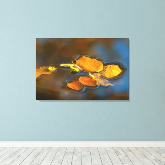 Herbstblätter im See Canvas Afdruk (Insitu (Houten vloer))