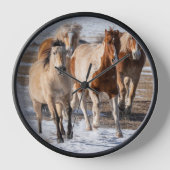 Herd van gemengde fokpaarden die in de sneeuw lope (Voorkant)