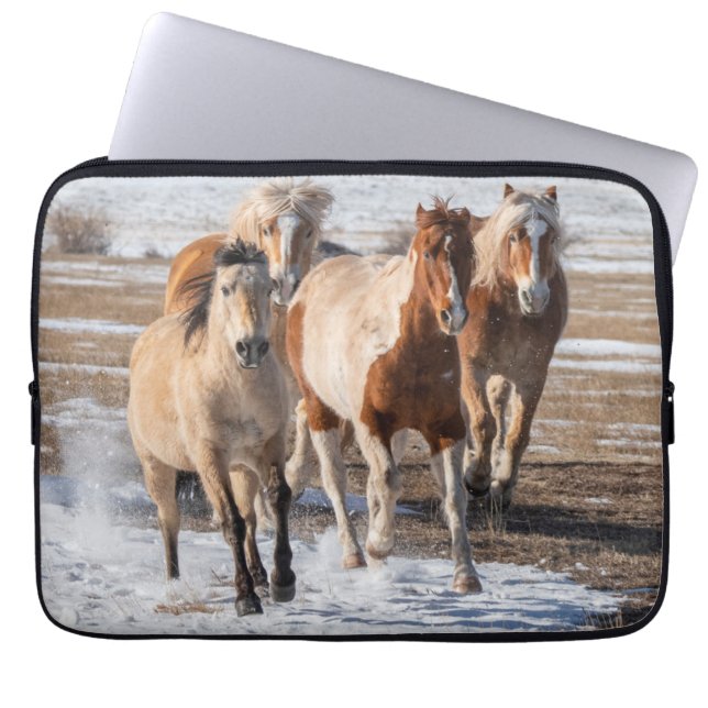 Herd van gemengde fokpaarden die in de sneeuw lope laptop sleeve (Voorkant)