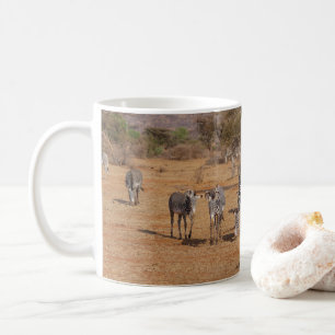 Herd van het Zebra Panoramisch Afrikaans landschap Koffiemok