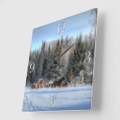 Herd van paarden die op de eerste wintersneeuw lop vierkante klok (Hoek)