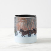 Herd van paarden die op sneeuw lopen mok (Midden)