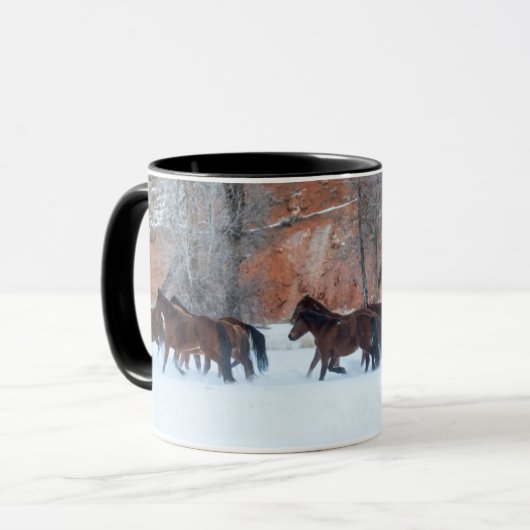 Herd van paarden die op sneeuw lopen mok (Voorkant links)