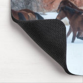 Herd van paarden die op sneeuw lopen muismat (Hoek)