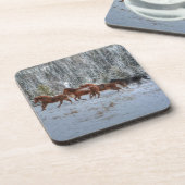 Herd van paarden die op wintersneeuw lopen drankjes onderzetter (Linkerzijde)