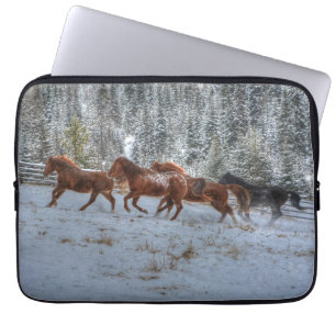 Herd van paarden die op wintersneeuw lopen laptop sleeve