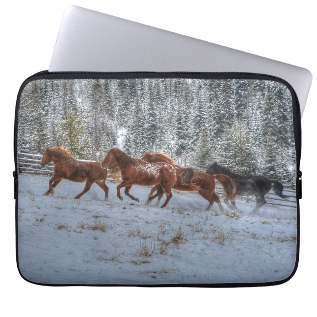 Herd van paarden die op wintersneeuw lopen laptop sleeve (Voorkant)