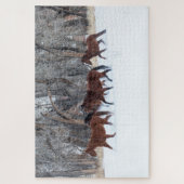 Herd van paarden die op wintersneeuw lopen legpuzzel (Verticaal)