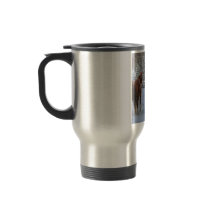 Herd van paarden die op wintersneeuw lopen