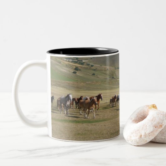 Herd van paarden tweekleurige koffiemok (Met donut)