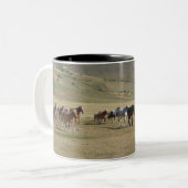 Herd van paarden tweekleurige koffiemok (Voorkant links)