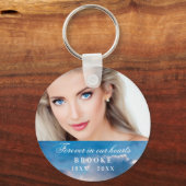 Herdenking voor altijd in ons hart Fotoblauw hemel Sleutelhanger (Achterkant)