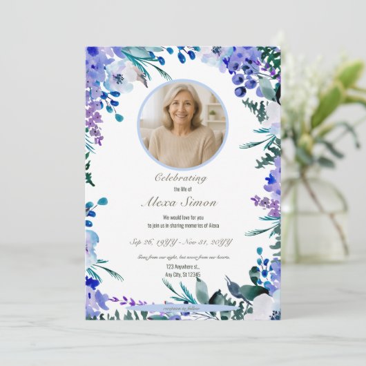 Herdenking Zacht Blauw Bloemen Viering van het Lev Kaart (Staand voorkant)