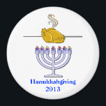 Herdenkingsmagneet Chanoekahgiving Magneet<br><div class="desc">Fun Thanksgivakkah / Chanoekahgiving herdenkingsmagneet met humoristische afbeeldingen van een braadkalkoen op een spuugstaaf boven een menora. Blauwe tekst, onderaan staat, Thanksgivakkah 2013. Wat een bijzondere tijd om te vieren en zal niet opnieuw gebeuren voor 70.000 jaar!</div>