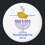 Herdenkingsmagneet Chanoekahgiving Magneet<br><div class="desc">Fun Thanksgivakkah / Chanoekahgiving herdenkingsmagneet met humoristische afbeeldingen van een braadkalkoen op een spuugstaaf boven een menora. Blauwe tekst, onderaan staat, Thanksgivakkah 2013. Wat een bijzondere tijd om te vieren en zal niet opnieuw gebeuren voor 70.000 jaar!</div>