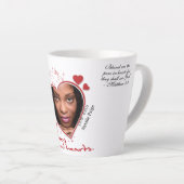 Herdenkingsmonument met een hartthema latte mok (Rechterhoek)