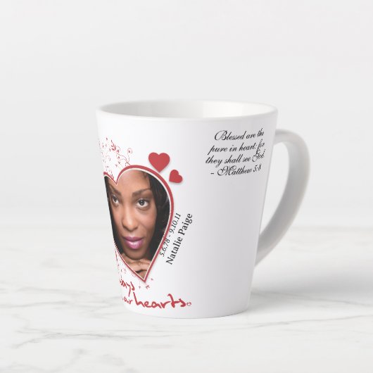 Herdenkingsmonument met een hartthema latte mok (Rechterhoek)