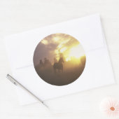 Herdenkingspaarden op zonsondergang ronde sticker (Envelop)