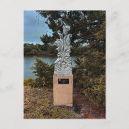 Herdenkingssculptuur op stenen sokkel briefkaart