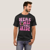 Here Come The Bride Bridal Bridesmaid Groovy Bache T-shirt (Voorkant volledig)