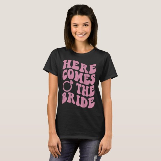 Here Comes Bride Groovy Groom Engaged Mrs Bachelor T-shirt (Voorkant volledig)