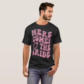 Here Comes Bride Groovy Groom Engaged Mrs Bachelor T-shirt (Voorkant volledig)