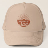 Here comes the sun trucker pet (Voorkant)