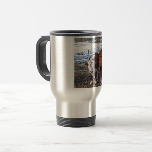 Hereford-kalveren in winterweide met sneeuw reisbeker (Voorkant links)