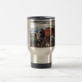 Hereford-kalveren in winterweide met sneeuw reisbeker (Center)