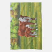 Hereford-Koe en Cute Calf in zomerperiode Theedoek (Verticaal)