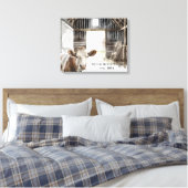 Hereford Koe en Rooster In Barn Canvas Afdruk (Insitu (Slaapkamer))