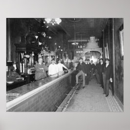 Heren aan de bar, 1910. Antieke foto Poster