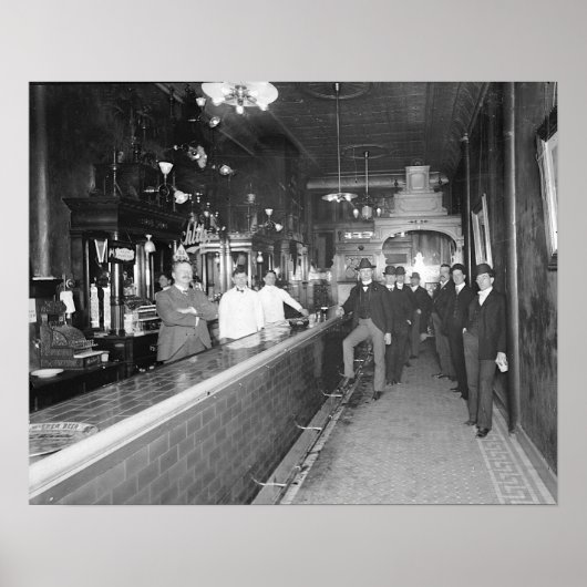 Heren aan de bar, 1910. Antieke foto Poster (Voorkant)