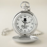 Heren dapper pet en snor gepersonaliseerd zakhorloge<br><div class="desc">Gentlemen's dapper pet en snor gepersonaliseerde Pocket Watch. Unieke gepersonaliseerde verjaardagscadeau-ideeën voor mannen. Perfect voor vrienden,  familie,  groomsmen,  collega's en anderen. Elegante zilveren of gouden kleur klassieke uurwerk voor echte heer. Voeg uw eigen aangepaste naam,  datum of offerte toe. Slimme accessoires voor ritzy outfit.</div>