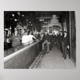 Heren die aan de bar drinken, 1910. Oude foto Poster