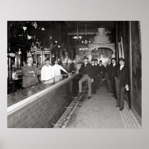 Heren die aan de bar drinken, 1910. Oude foto Poster