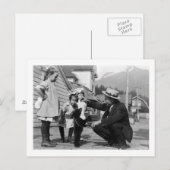 Heren en Kinderen die met Beer snijden op lood Briefkaart (Voorkant / Achterkant)