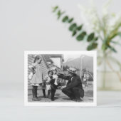 Heren en Kinderen die met Beer snijden op lood Briefkaart (Staand voorkant)