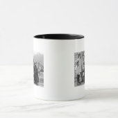 Heren en Kinderen die met Beer snijden op lood Mok (Midden)