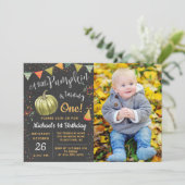 Herfst A Little Pumpkin Chalkboard Birthday Foto Kaart (Staand voorkant)