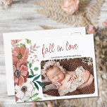 Herfst Baby Foto najaar bloemen geboorte Aankondigingskaart<br><div class="desc">Het briefkaart van de Aankondiging van de Geboorteplaats van de herfst dat u met uw baby foto en bericht kunt personaliseren. Herfst in liefde wordt geletterd in casual handgeschreven script en het ontwerp heeft een genderneutraal kleurverhaal voor een baby jongen of een baby girl. De herfstbouquet van de waterverf van...</div>