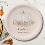 Herfst Baby shower pompoen Papieren Bordje<br><div class="desc">Dit schattige herfst baby showers bord is voorzien van een waterverf pompoen en gebladerte op een zacht beige achtergrond. Perfect voor een genderneutraal baby shower. Gemakkelijk aan te passen. Omdat we ons kunstwerk creëer,  zult u dit exacte afbeelding van andere ontwerpers niet vinden. Originele Waterverf © Michele Davies.</div>