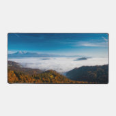 Herfst bergen en mist in de vallei bureaumat (Voorkant)